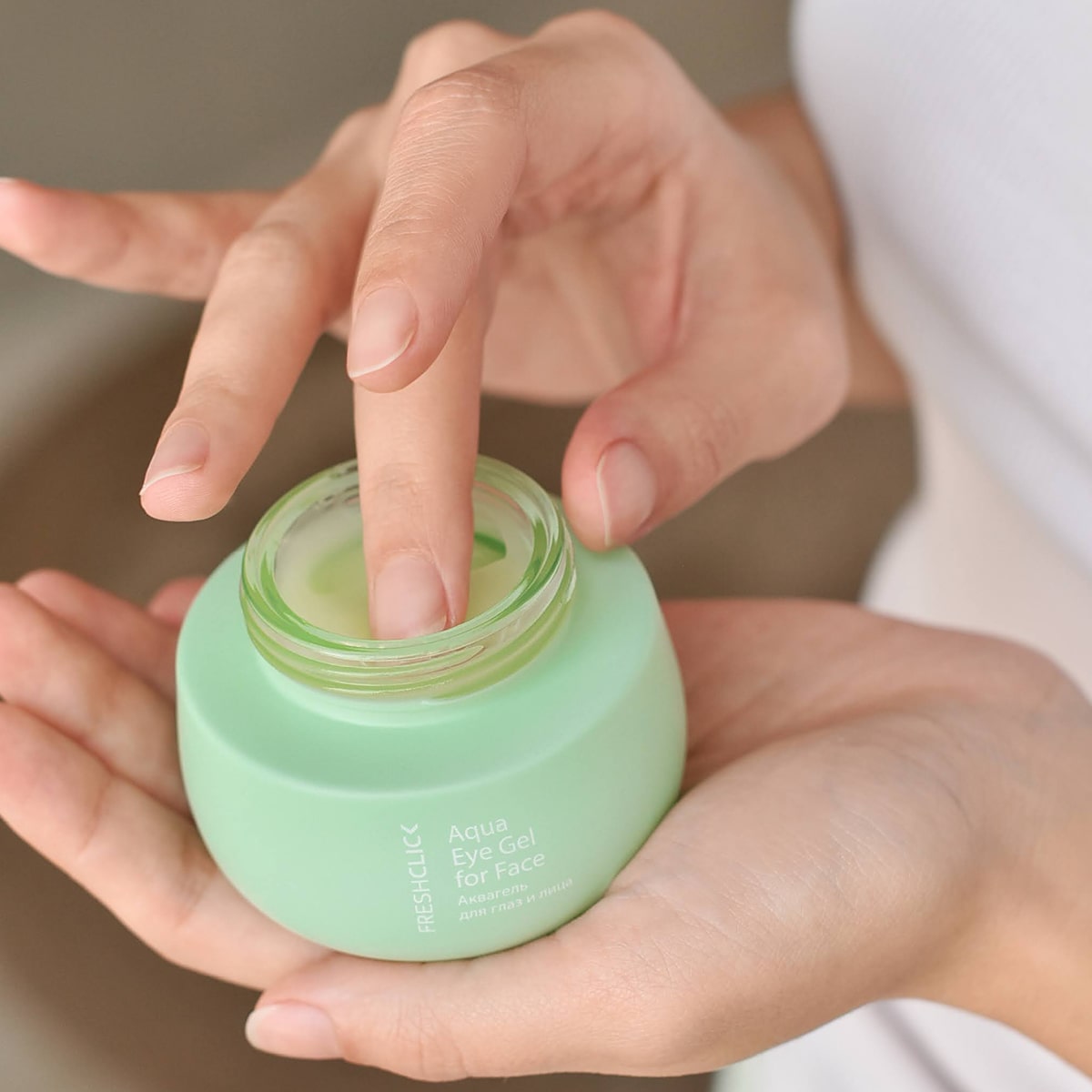 Aqua-gel pentru ochi și față
